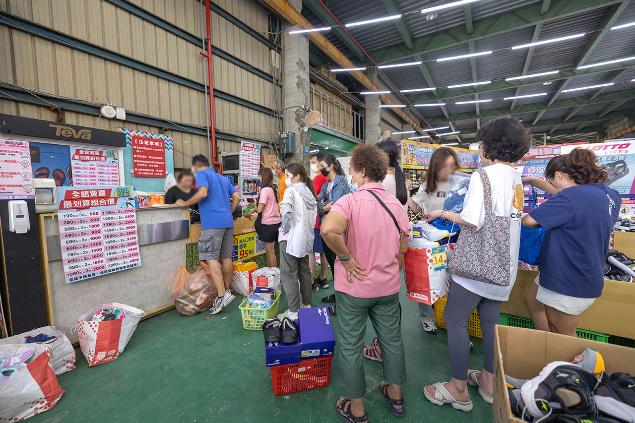 美力運動世界台中中清特賣會報到！全館下殺1折起童鞋、運動鞋、工作鞋都超便宜，前30名早鳥再享7折，還有超多買一送一活動！大雅鞋子特賣會來啦～