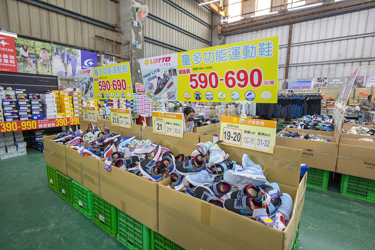 美力運動世界台中中清特賣會報到！全館下殺1折起童鞋、運動鞋、工作鞋都超便宜，前30名早鳥再享7折，還有超多買一送一活動！大雅鞋子特賣會來啦～