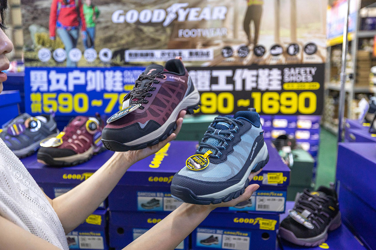 美力運動世界台中中清特賣會報到！全館下殺1折起童鞋、運動鞋、工作鞋都超便宜，前30名早鳥再享7折，還有超多買一送一活動！大雅鞋子特賣會來啦～