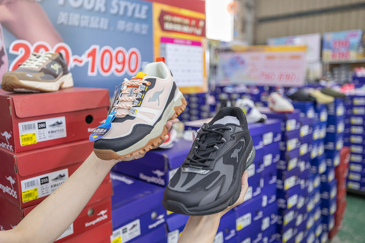 美力運動世界台中中清特賣會報到！全館下殺1折起童鞋、運動鞋、工作鞋都超便宜，前30名早鳥再享7折，還有超多買一送一活動！大雅鞋子特賣會來啦～