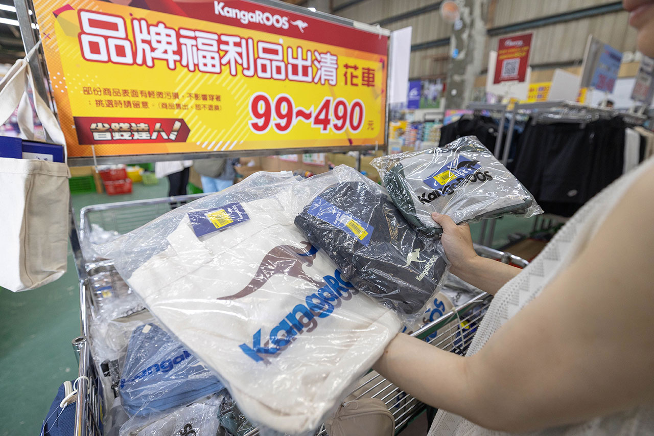 美力運動世界台中中清特賣會報到！全館下殺1折起童鞋、運動鞋、工作鞋都超便宜，前30名早鳥再享7折，還有超多買一送一活動！大雅鞋子特賣會來啦～