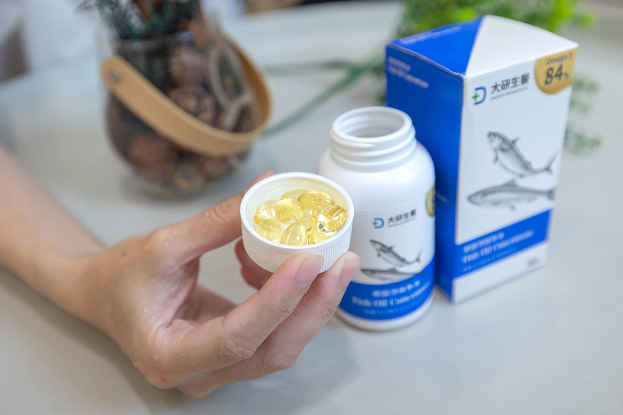 魚油4大廠牌口感評比分享｜德之寶 頂級魚油＋維生素D3、大研生醫 德國魚油軟膠囊、BHK's 88% Omega-3、澳佳寶 迷你濃縮魚油｜2026魚油保養推薦心得