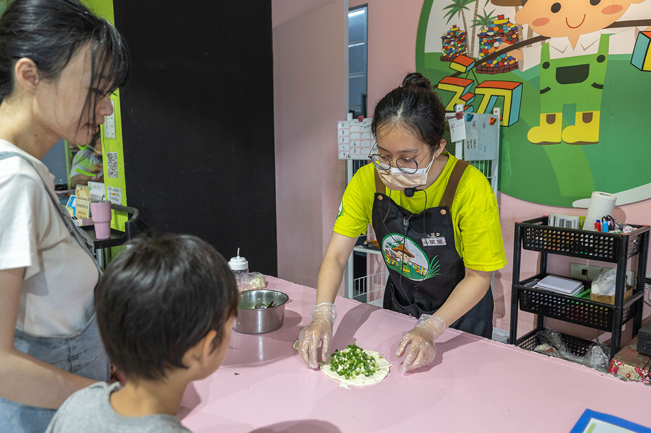 初咪體驗農場 宜蘭自由行必訪景點！超美自然田園風光，親子放電超美蔥田，下田拔蔥DIY三星鄉蔥油餅、泥鰍池，2026宜蘭親子農場