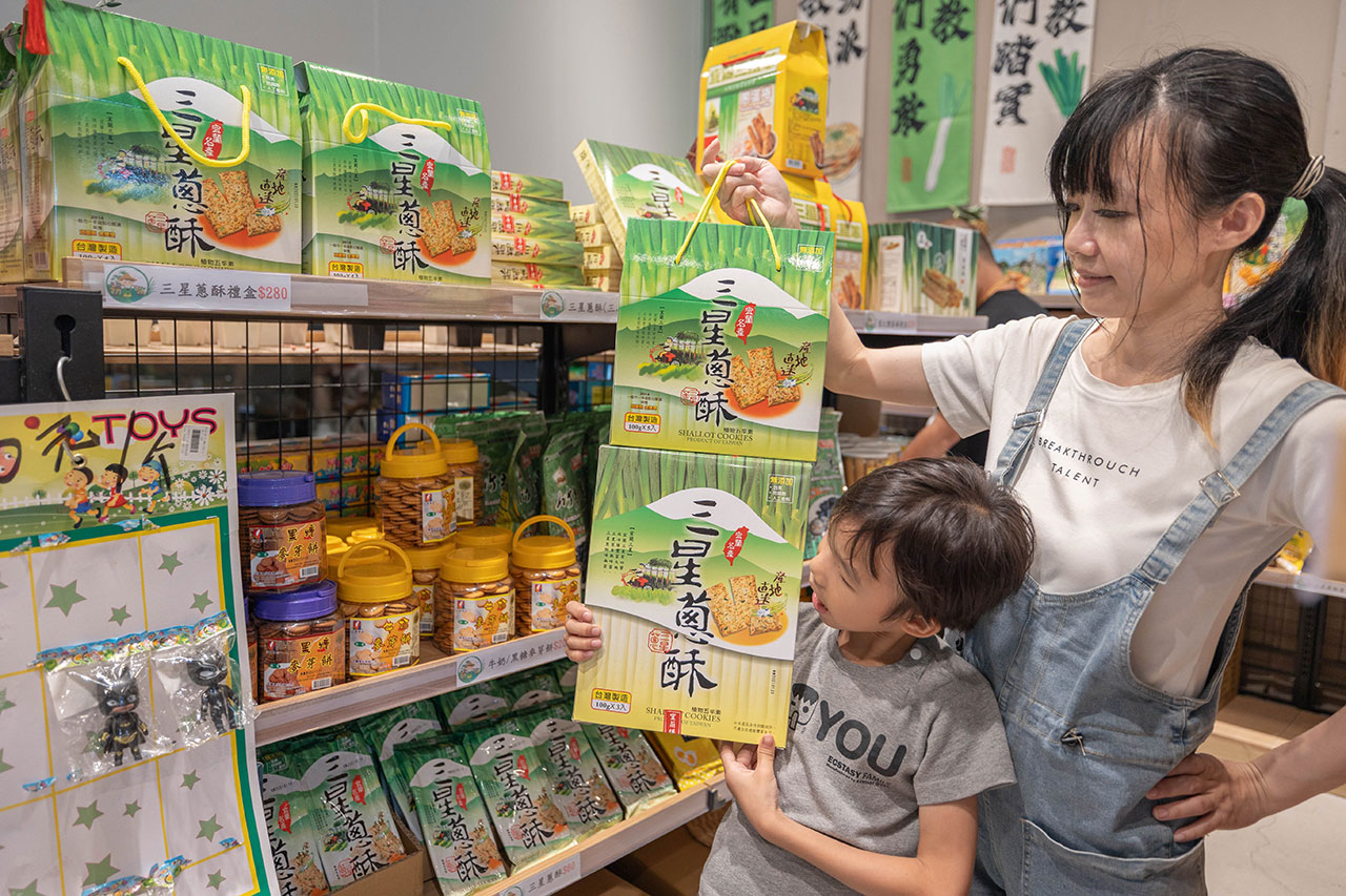 初咪體驗農場 宜蘭自由行必訪景點！超美自然田園風光，親子放電超美蔥田，下田拔蔥DIY三星鄉蔥油餅、泥鰍池，2026宜蘭親子農場