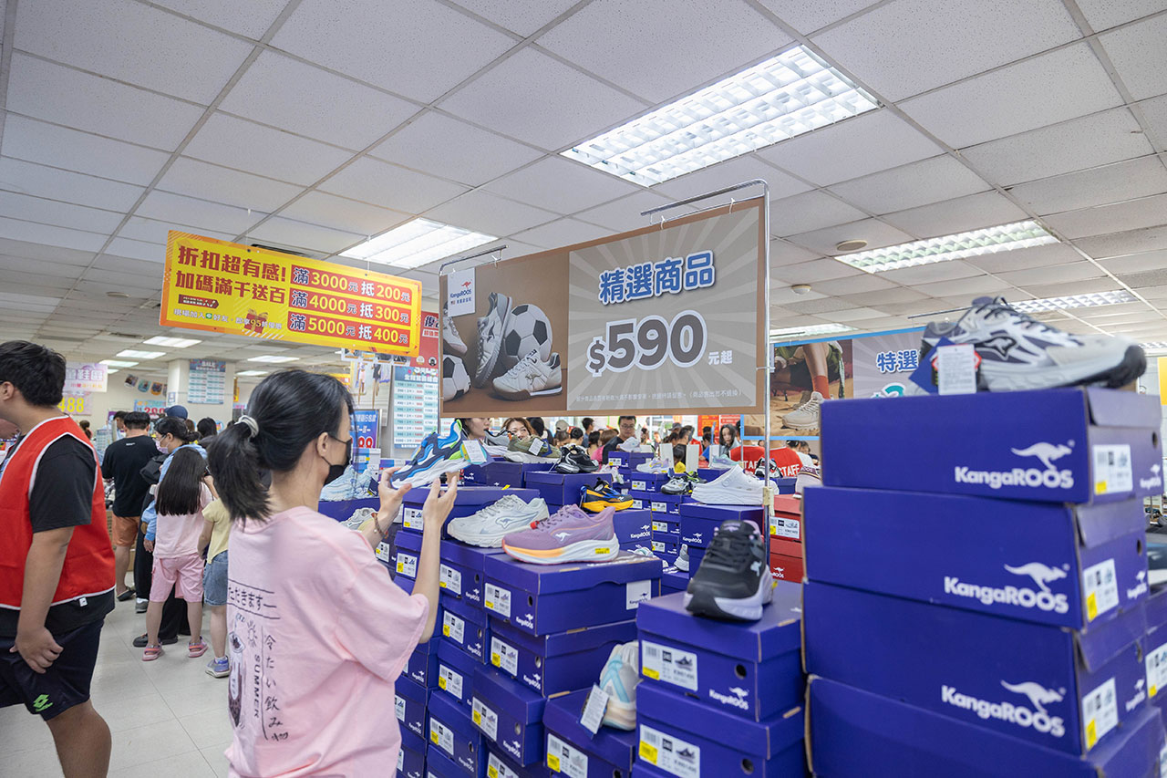 2026鞋子夏季特賣會來拉!美力運動世界大台北特賣會全館1折起!童鞋、運動鞋、戶外登山鞋、工作鞋全都超便宜,只有13天,早鳥活動前六日再打8折,買到賺到! 2026鞋子夏季特賣會來拉!美力運動世界大台北特賣會全館1折起!童鞋、運動鞋、戶外登山鞋、工作鞋全都超便宜,只有13天,早鳥活動前六日再打8折,買到賺到!