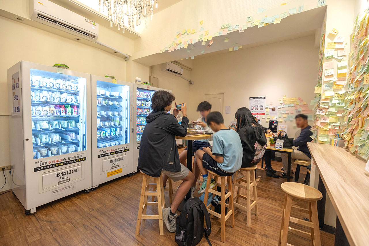 【台中北屯美食推薦】深夜食堂新選擇「遊盒麵崇德店」24小時自助韓式泡麵：10元起小菜！麻辣鴨血、爆漿甜點讓你吃好吃滿，必收台中深夜美食