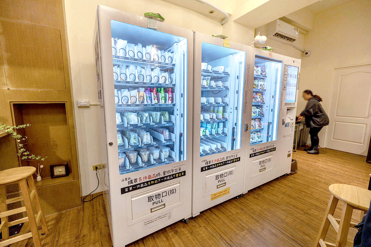 【台中北屯美食推薦】深夜食堂新選擇「遊盒麵崇德店」24小時自助韓式泡麵：10元起小菜！麻辣鴨血、爆漿甜點讓你吃好吃滿，必收台中深夜美食