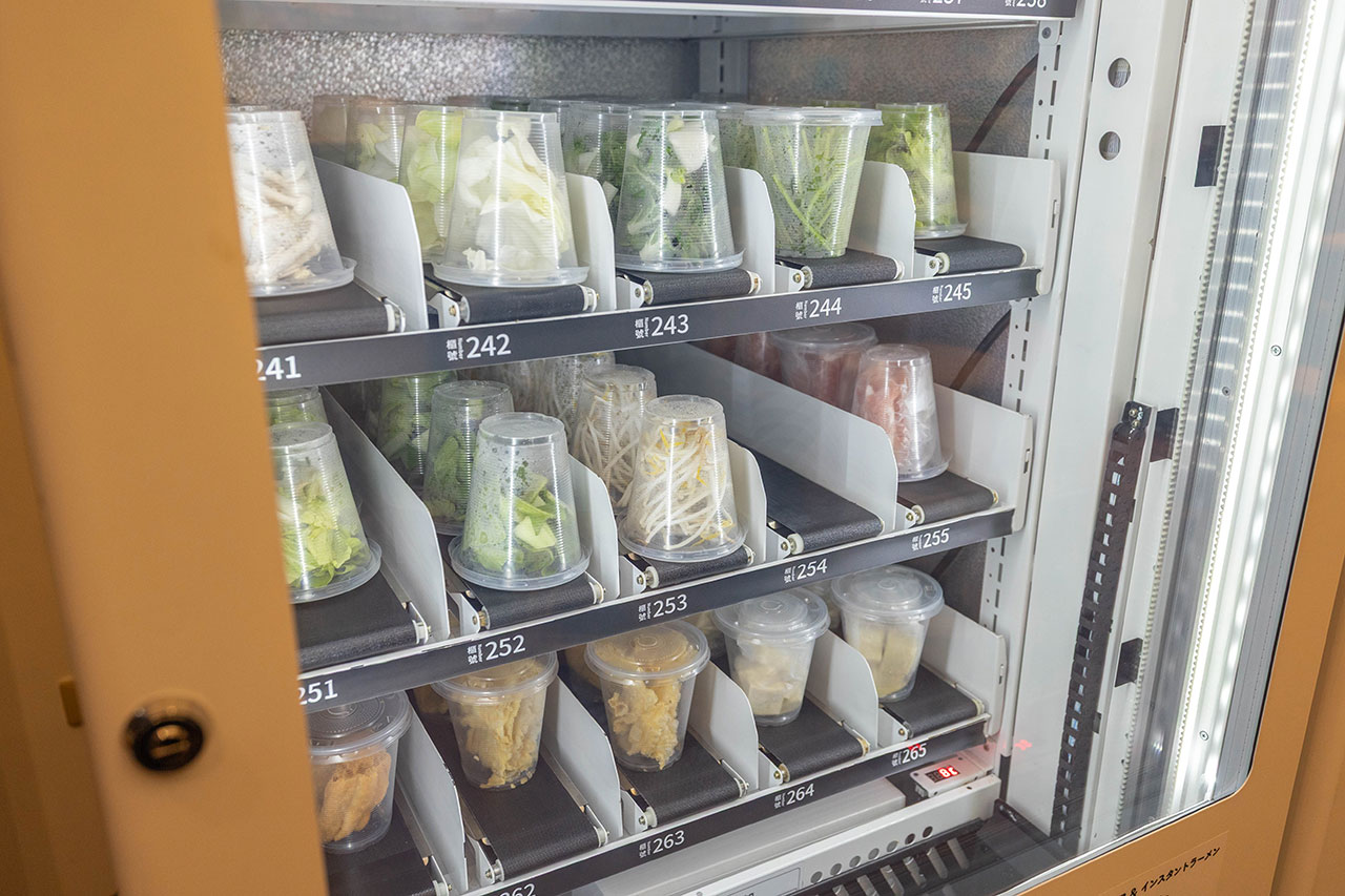 【台中北屯美食推薦】深夜食堂新選擇「遊盒麵崇德店」24小時自助韓式泡麵：10元起小菜！麻辣鴨血、爆漿甜點讓你吃好吃滿，必收台中深夜美食