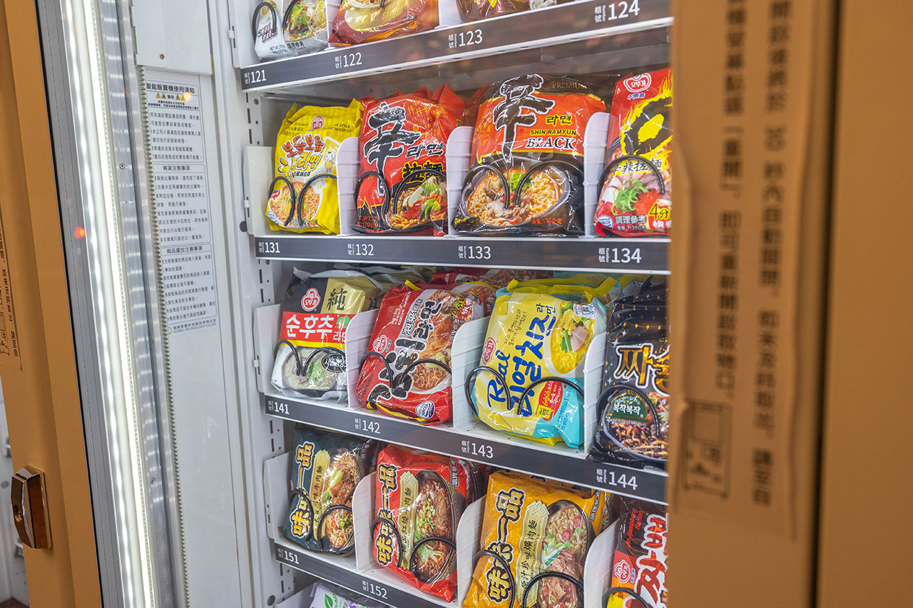 【台中北屯美食推薦】深夜食堂新選擇「遊盒麵崇德店」24小時自助韓式泡麵：10元起小菜！麻辣鴨血、爆漿甜點讓你吃好吃滿，必收台中深夜美食