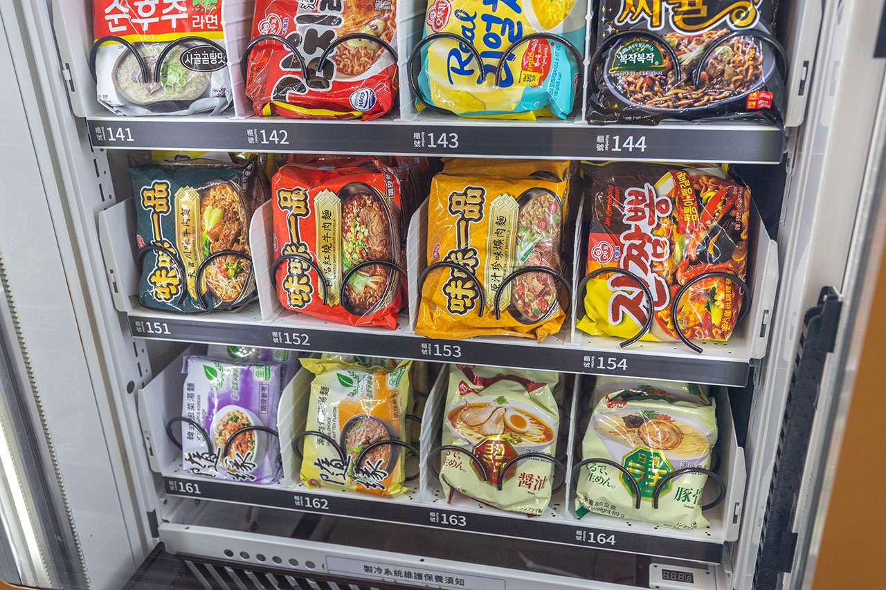 【台中北屯美食推薦】深夜食堂新選擇「遊盒麵崇德店」24小時自助韓式泡麵：10元起小菜！麻辣鴨血、爆漿甜點讓你吃好吃滿，必收台中深夜美食