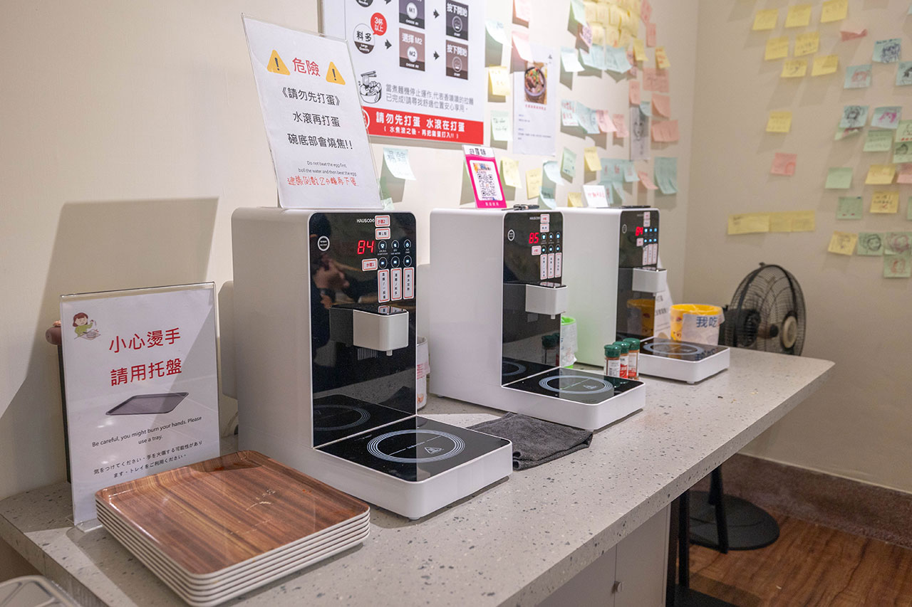 【台中北屯美食推薦】深夜食堂新選擇「遊盒麵崇德店」24小時自助韓式泡麵：10元起小菜！麻辣鴨血、爆漿甜點讓你吃好吃滿，必收台中深夜美食