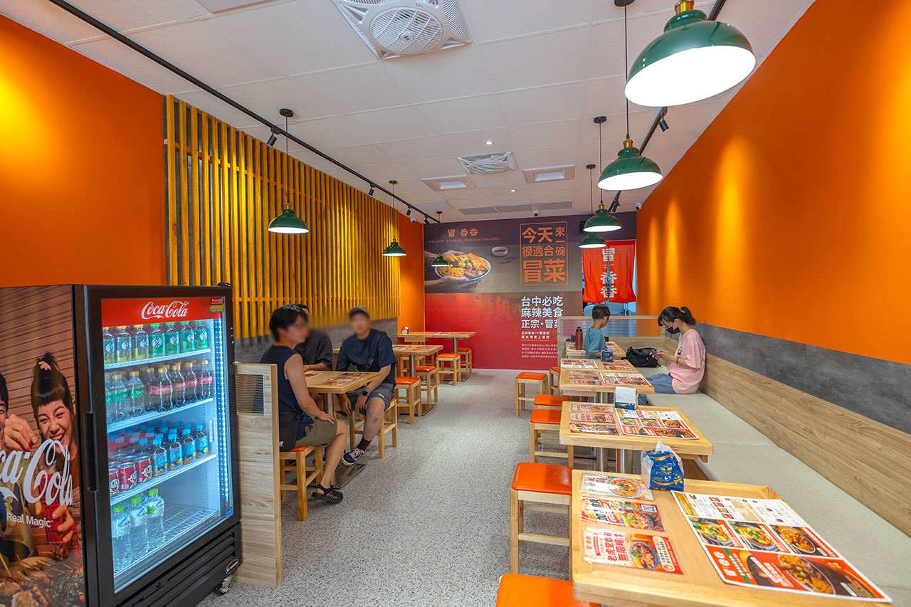 冒香香 勤美店｜最新台中勤美川味美食報到，比臉大四川麻辣冒菜鍋 ! 超濃郁香辣湯頭，爆量食材讓你一吃上癮! 2026台中西區美食推薦