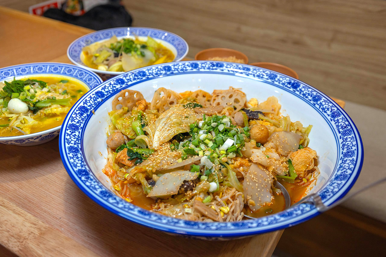 冒香香 勤美店｜最新台中勤美川味美食報到，比臉大四川麻辣冒菜鍋 ! 超濃郁香辣湯頭，爆量食材讓你一吃上癮! 2026台中西區美食推薦