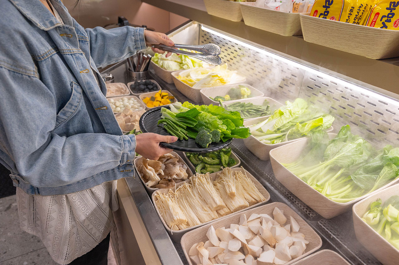 桔日鍋物 彰化員林4.9 分神級吃到飽火鍋！爆量肉片海陸饗宴60樣小菜自助吧隨你吃，超特色湯底滑嫩蒸蛋鍋，2026員林美食推薦