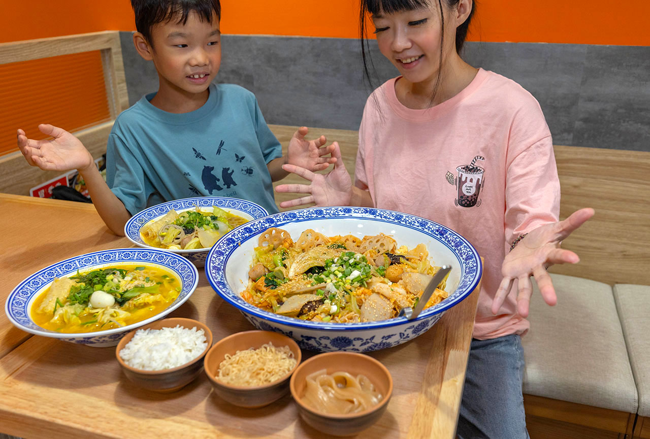 冒香香 勤美店｜最新台中勤美川味美食報到，比臉大四川麻辣冒菜鍋 ! 超濃郁香辣湯頭，爆量食材讓你一吃上癮! 2026台中西區美食推薦