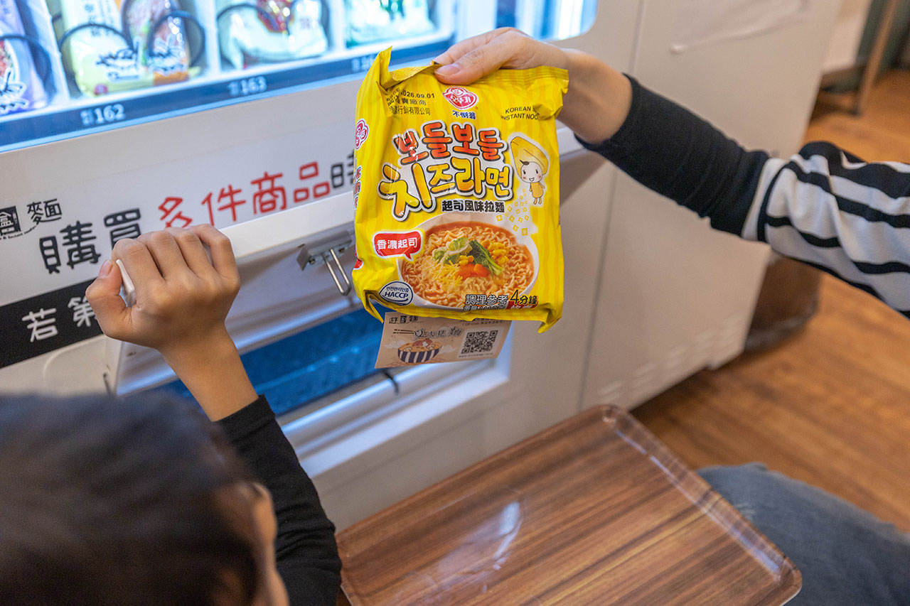 【台中北屯美食推薦】深夜食堂新選擇「遊盒麵崇德店」24小時自助韓式泡麵：10元起小菜！麻辣鴨血、爆漿甜點讓你吃好吃滿，必收台中深夜美食