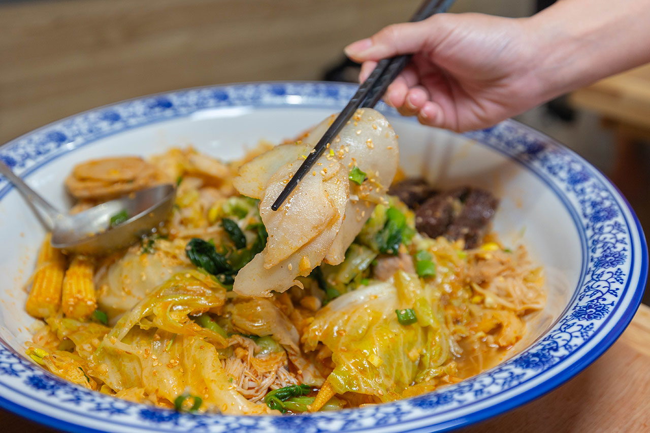 冒香香 勤美店｜最新台中勤美川味美食報到，比臉大四川麻辣冒菜鍋 ! 超濃郁香辣湯頭，爆量食材讓你一吃上癮! 2026台中西區美食推薦