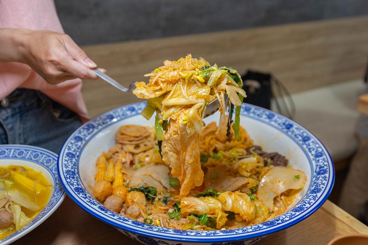 冒香香 勤美店｜最新台中勤美川味美食報到，比臉大四川麻辣冒菜鍋 ! 超濃郁香辣湯頭，爆量食材讓你一吃上癮! 2026台中西區美食推薦