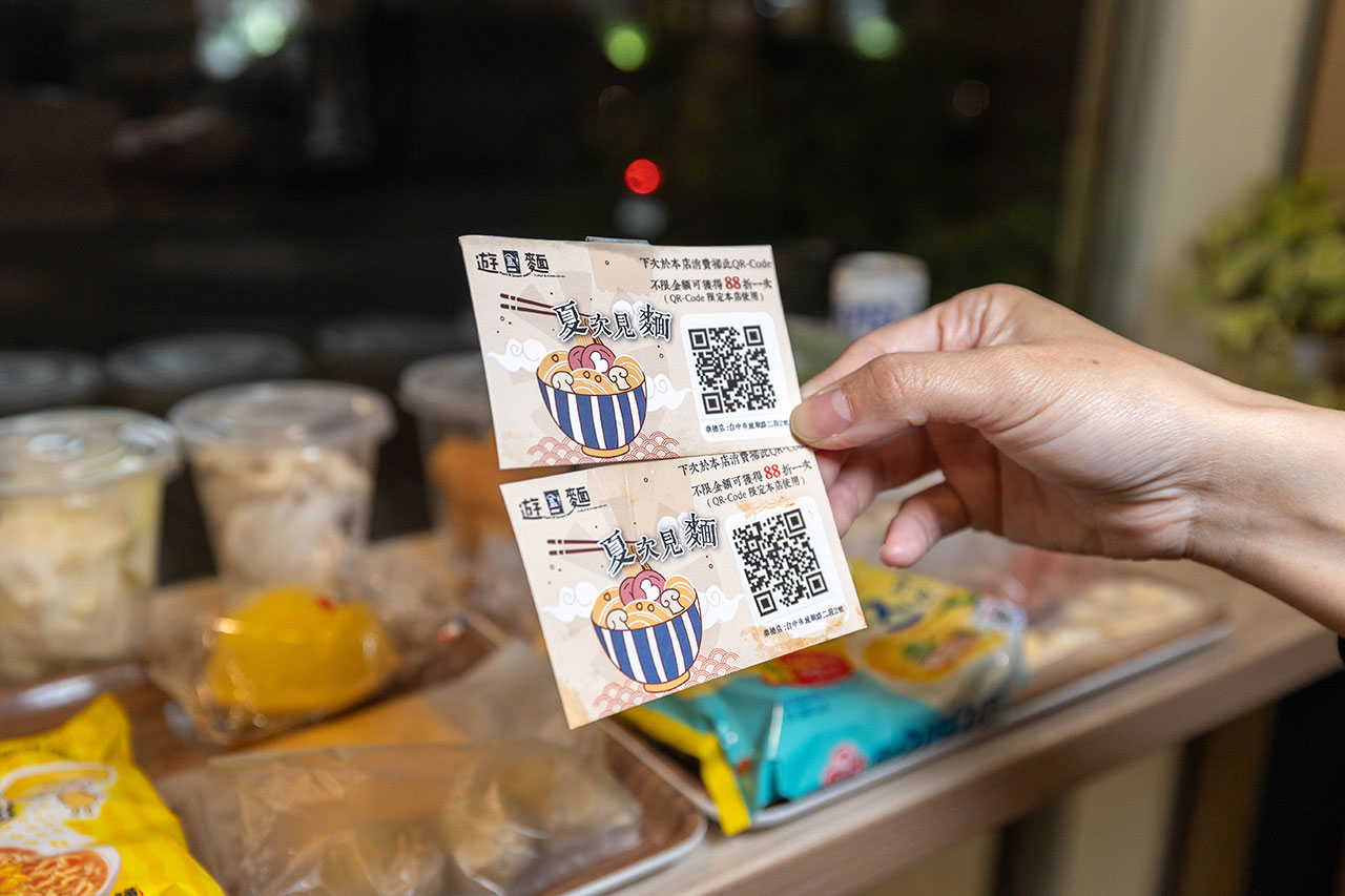 【台中北屯美食推薦】深夜食堂新選擇「遊盒麵崇德店」24小時自助韓式泡麵：10元起小菜！麻辣鴨血、爆漿甜點讓你吃好吃滿，必收台中深夜美食