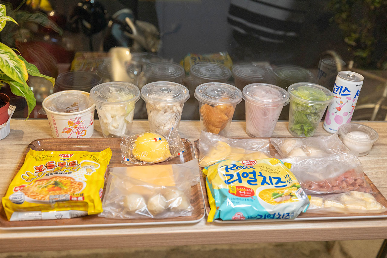 【台中北屯美食推薦】深夜食堂新選擇「遊盒麵崇德店」24小時自助韓式泡麵：10元起小菜！麻辣鴨血、爆漿甜點讓你吃好吃滿，必收台中深夜美食