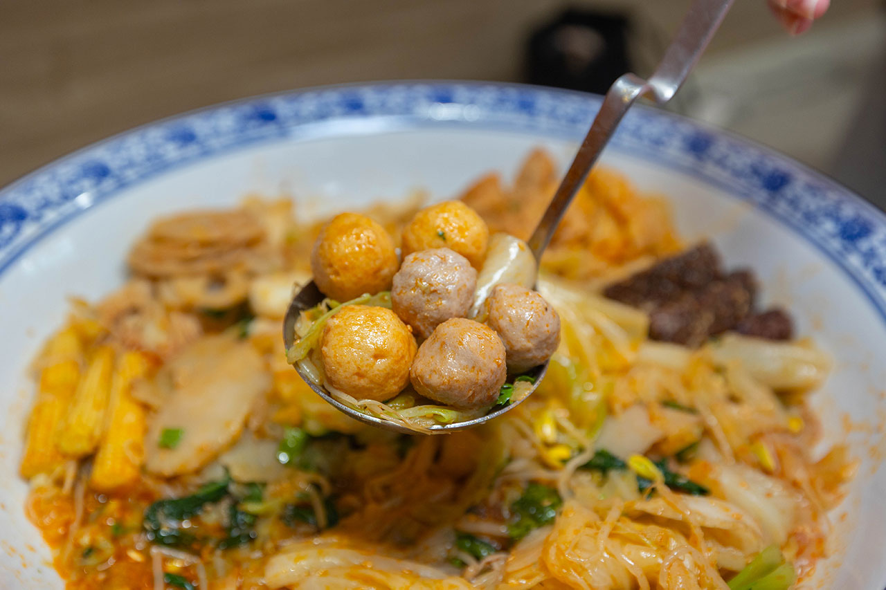 冒香香 勤美店｜最新台中勤美川味美食報到，比臉大四川麻辣冒菜鍋 ! 超濃郁香辣湯頭，爆量食材讓你一吃上癮! 2026台中西區美食推薦