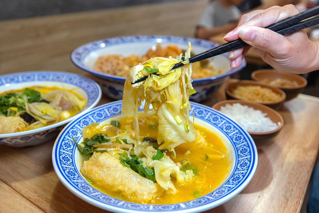 冒香香 勤美店｜最新台中勤美川味美食報到，比臉大四川麻辣冒菜鍋 ! 超濃郁香辣湯頭，爆量食材讓你一吃上癮! 2026台中西區美食推薦