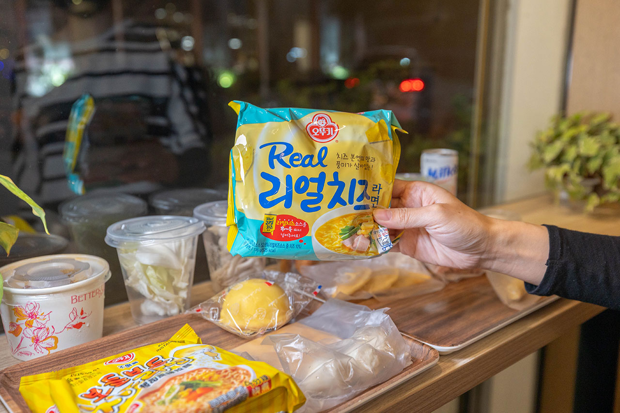 【台中北屯美食推薦】深夜食堂新選擇「遊盒麵崇德店」24小時自助韓式泡麵：10元起小菜！麻辣鴨血、爆漿甜點讓你吃好吃滿，必收台中深夜美食