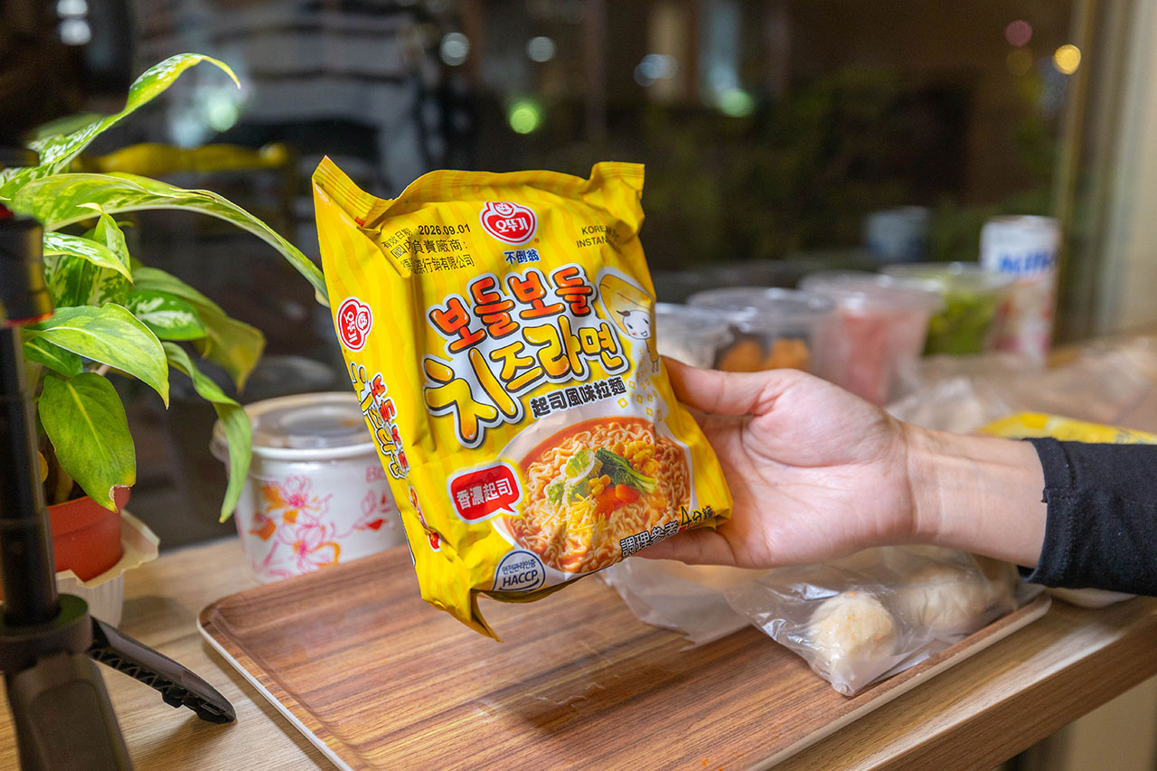 【台中北屯美食推薦】深夜食堂新選擇「遊盒麵崇德店」24小時自助韓式泡麵：10元起小菜！麻辣鴨血、爆漿甜點讓你吃好吃滿，必收台中深夜美食