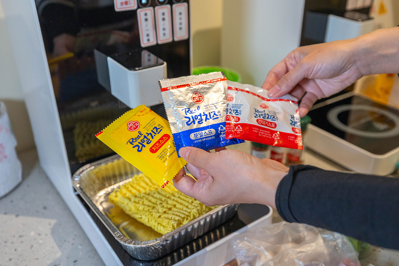 【台中北屯美食推薦】深夜食堂新選擇「遊盒麵崇德店」24小時自助韓式泡麵：10元起小菜！麻辣鴨血、爆漿甜點讓你吃好吃滿，必收台中深夜美食