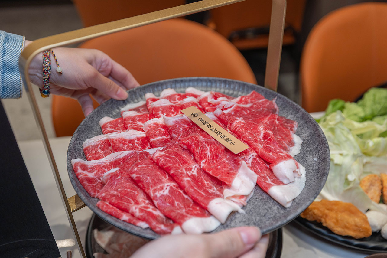 桔日鍋物 彰化員林4.9 分神級吃到飽火鍋！爆量肉片海陸饗宴60樣小菜自助吧隨你吃，超特色湯底滑嫩蒸蛋鍋，2026員林美食推薦