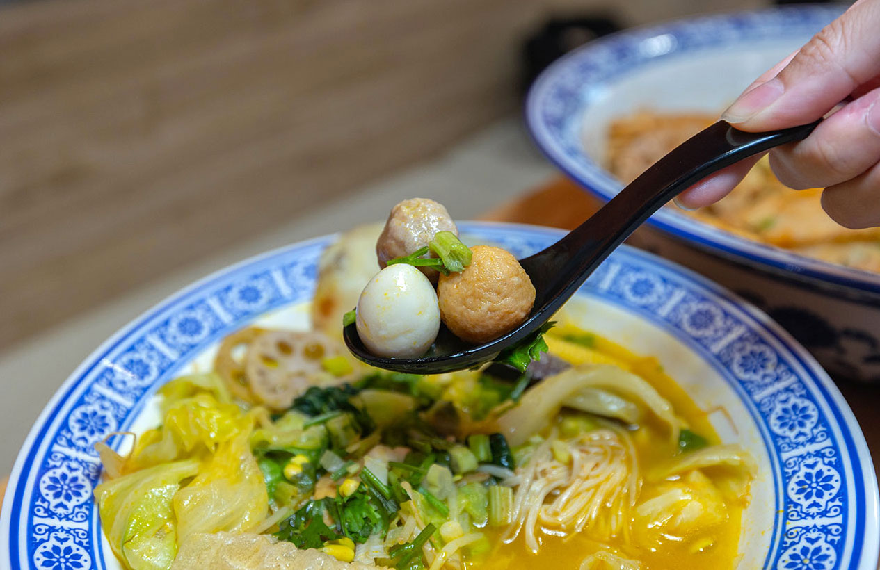 冒香香 勤美店｜最新台中勤美川味美食報到，比臉大四川麻辣冒菜鍋 ! 超濃郁香辣湯頭，爆量食材讓你一吃上癮! 2026台中西區美食推薦