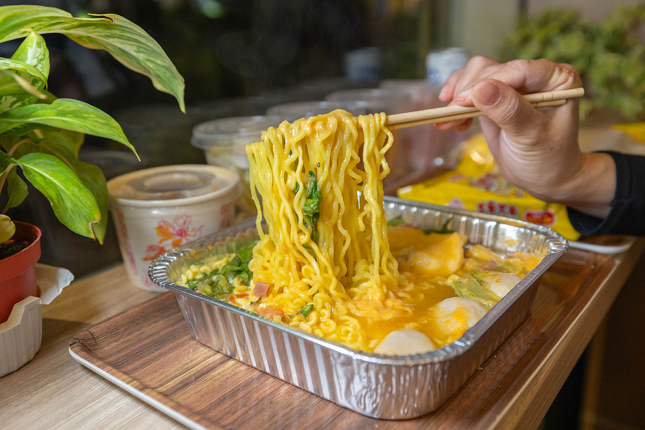 【台中北屯美食推薦】深夜食堂新選擇「遊盒麵崇德店」24小時自助韓式泡麵：10元起小菜！麻辣鴨血、爆漿甜點讓你吃好吃滿，必收台中深夜美食