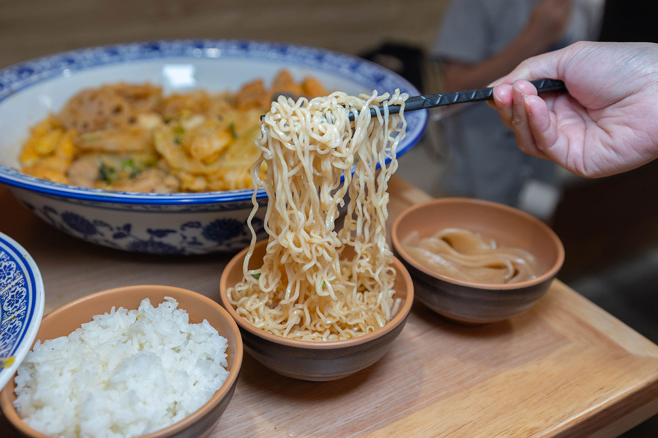 冒香香 勤美店｜最新台中勤美川味美食報到，比臉大四川麻辣冒菜鍋 ! 超濃郁香辣湯頭，爆量食材讓你一吃上癮! 2026台中西區美食推薦