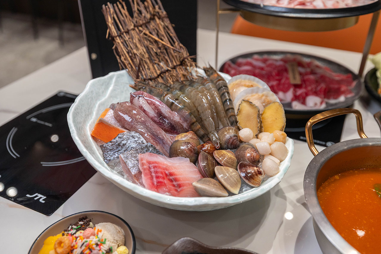桔日鍋物 彰化員林4.9 分神級吃到飽火鍋！爆量肉片海陸饗宴60樣小菜自助吧隨你吃，超特色湯底滑嫩蒸蛋鍋，2026員林美食推薦