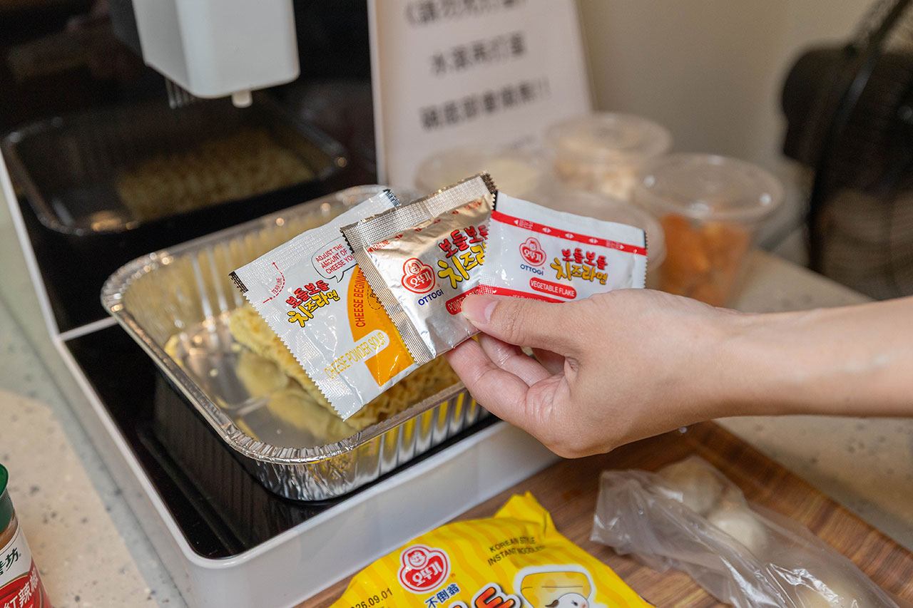 【台中北屯美食推薦】深夜食堂新選擇「遊盒麵崇德店」24小時自助韓式泡麵：10元起小菜！麻辣鴨血、爆漿甜點讓你吃好吃滿，必收台中深夜美食