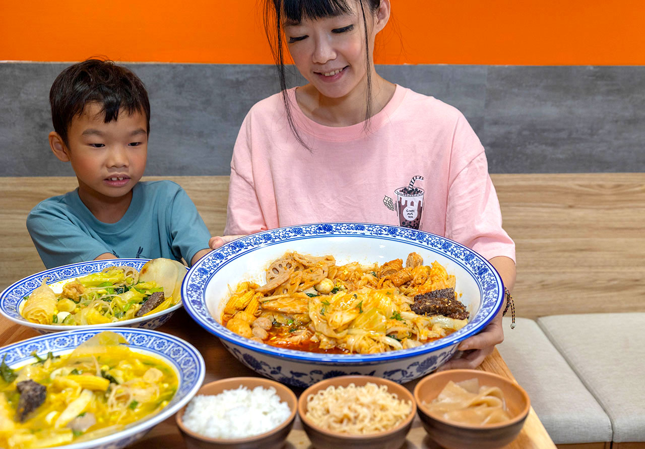 冒香香 勤美店｜最新台中勤美川味美食報到，比臉大四川麻辣冒菜鍋 ! 超濃郁香辣湯頭，爆量食材讓你一吃上癮! 2026台中西區美食推薦