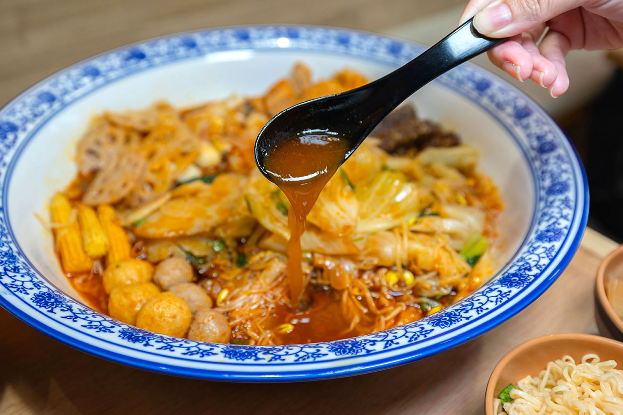冒香香 勤美店｜最新台中勤美川味美食報到，比臉大四川麻辣冒菜鍋 ! 超濃郁香辣湯頭，爆量食材讓你一吃上癮! 2026台中西區美食推薦