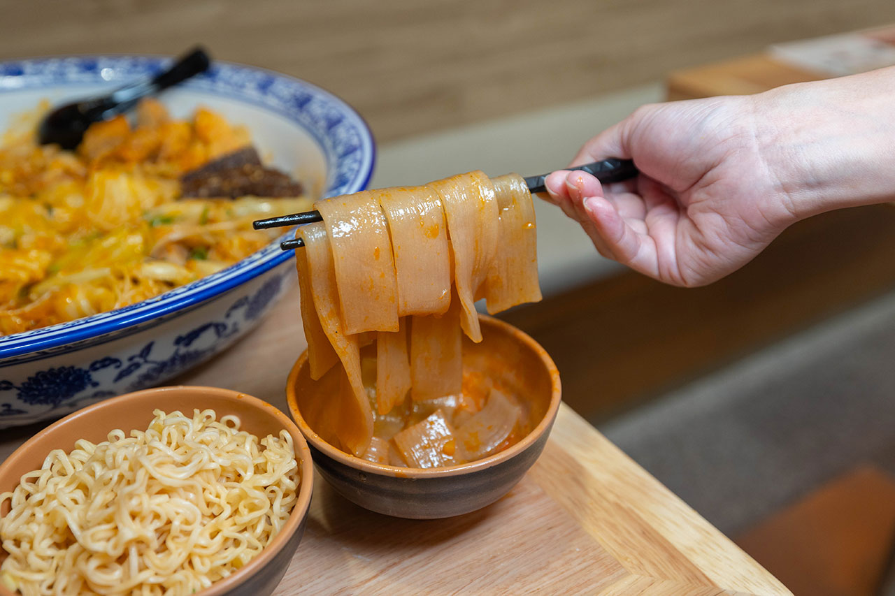 冒香香 勤美店｜最新台中勤美川味美食報到，比臉大四川麻辣冒菜鍋 ! 超濃郁香辣湯頭，爆量食材讓你一吃上癮! 2026台中西區美食推薦