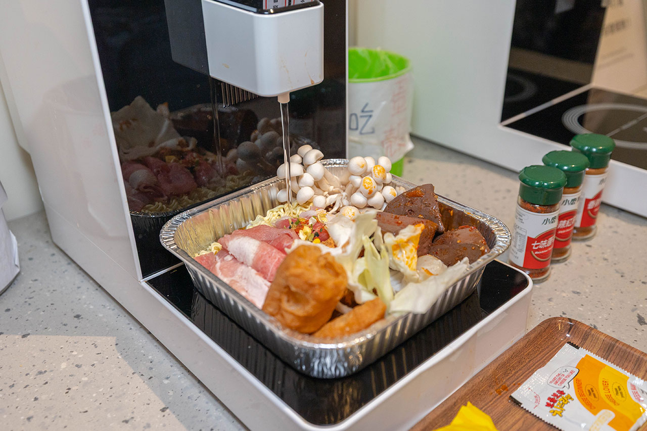 【台中北屯美食推薦】深夜食堂新選擇「遊盒麵崇德店」24小時自助韓式泡麵：10元起小菜！麻辣鴨血、爆漿甜點讓你吃好吃滿，必收台中深夜美食