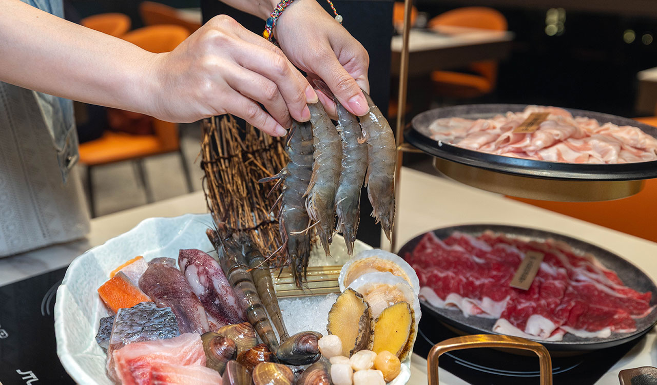 桔日鍋物 彰化員林4.9 分神級吃到飽火鍋！爆量肉片海陸饗宴60樣小菜自助吧隨你吃，超特色湯底滑嫩蒸蛋鍋，2026員林美食推薦