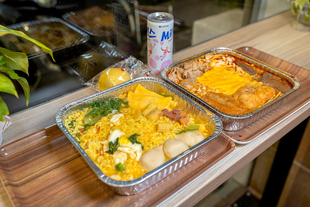 【台中北屯美食推薦】深夜食堂新選擇「遊盒麵崇德店」24小時自助韓式泡麵：10元起小菜！麻辣鴨血、爆漿甜點讓你吃好吃滿，必收台中深夜美食