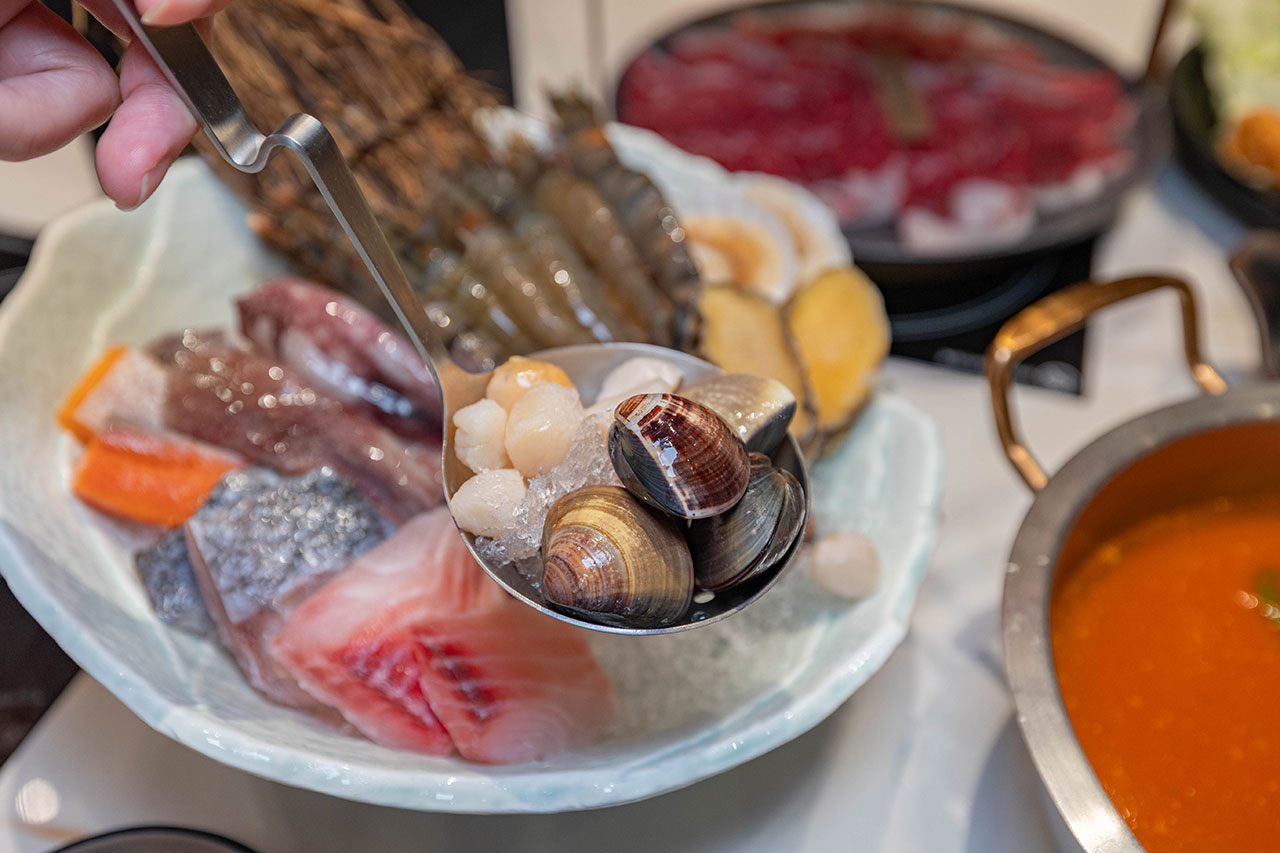 桔日鍋物 彰化員林4.9 分神級吃到飽火鍋！爆量肉片海陸饗宴60樣小菜自助吧隨你吃，超特色湯底滑嫩蒸蛋鍋，2026員林美食推薦