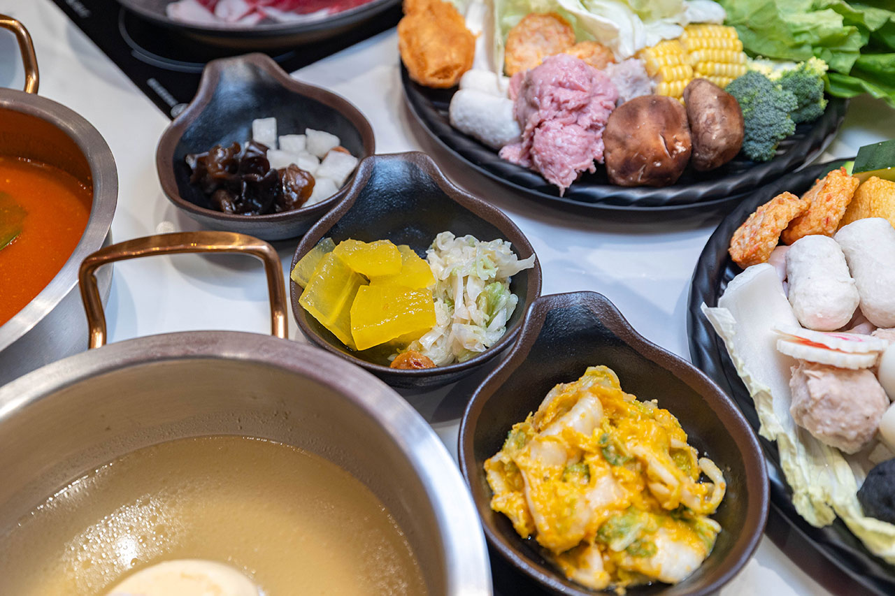 桔日鍋物 彰化員林4.9 分神級吃到飽火鍋！爆量肉片海陸饗宴60樣小菜自助吧隨你吃，超特色湯底滑嫩蒸蛋鍋，2026員林美食推薦