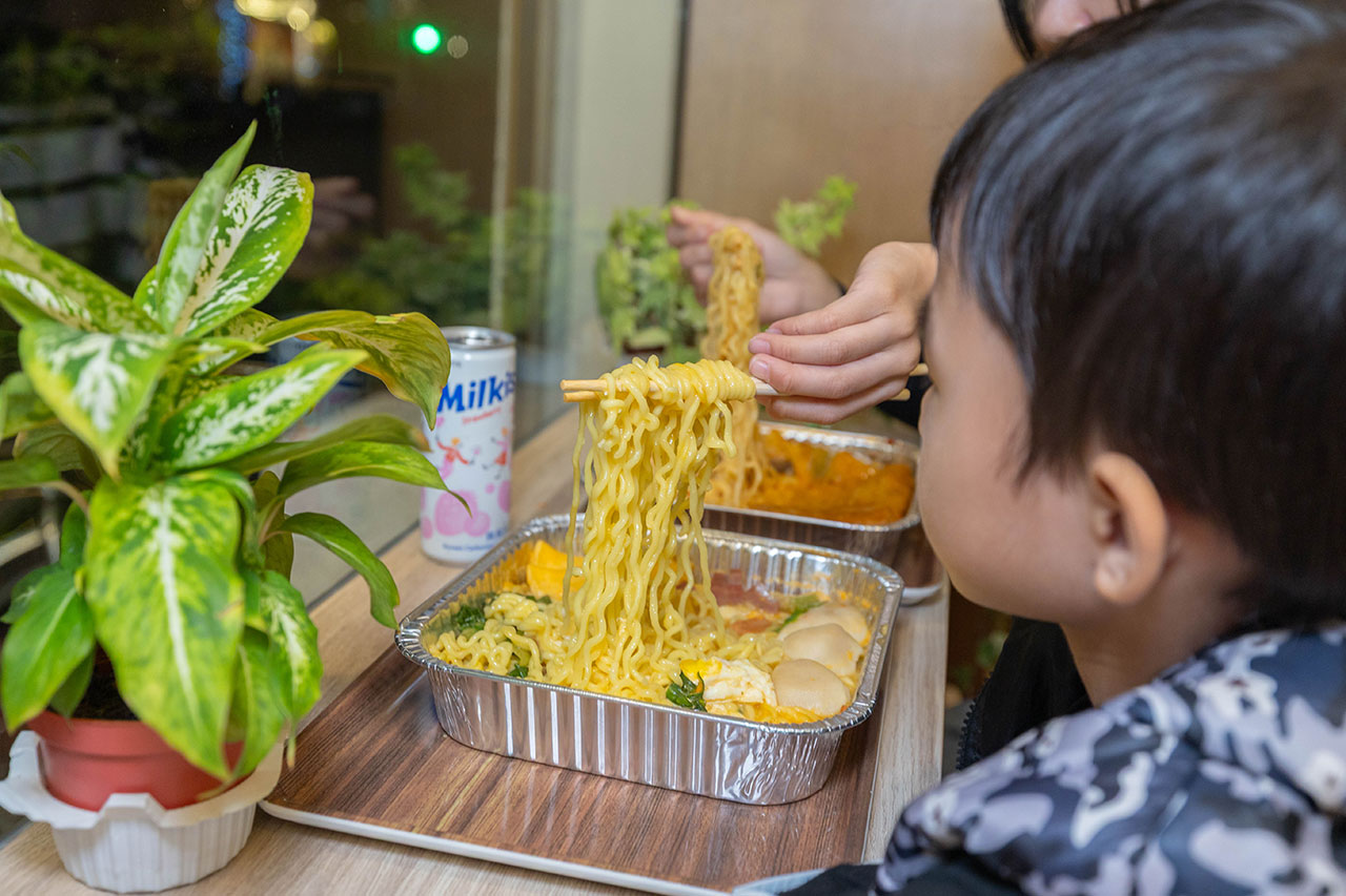 【台中北屯美食推薦】深夜食堂新選擇「遊盒麵崇德店」24小時自助韓式泡麵：10元起小菜！麻辣鴨血、爆漿甜點讓你吃好吃滿，必收台中深夜美食