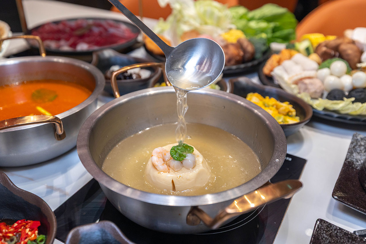桔日鍋物 彰化員林4.9 分神級吃到飽火鍋！爆量肉片海陸饗宴60樣小菜自助吧隨你吃，超特色湯底滑嫩蒸蛋鍋，2026員林美食推薦