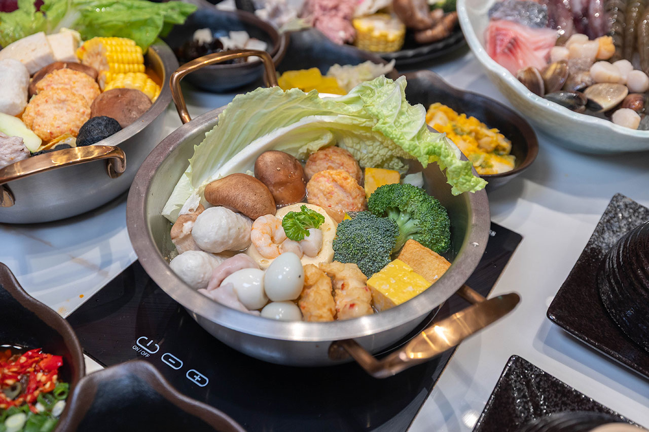 桔日鍋物 彰化員林4.9 分神級吃到飽火鍋！爆量肉片海陸饗宴60樣小菜自助吧隨你吃，超特色湯底滑嫩蒸蛋鍋，2026員林美食推薦