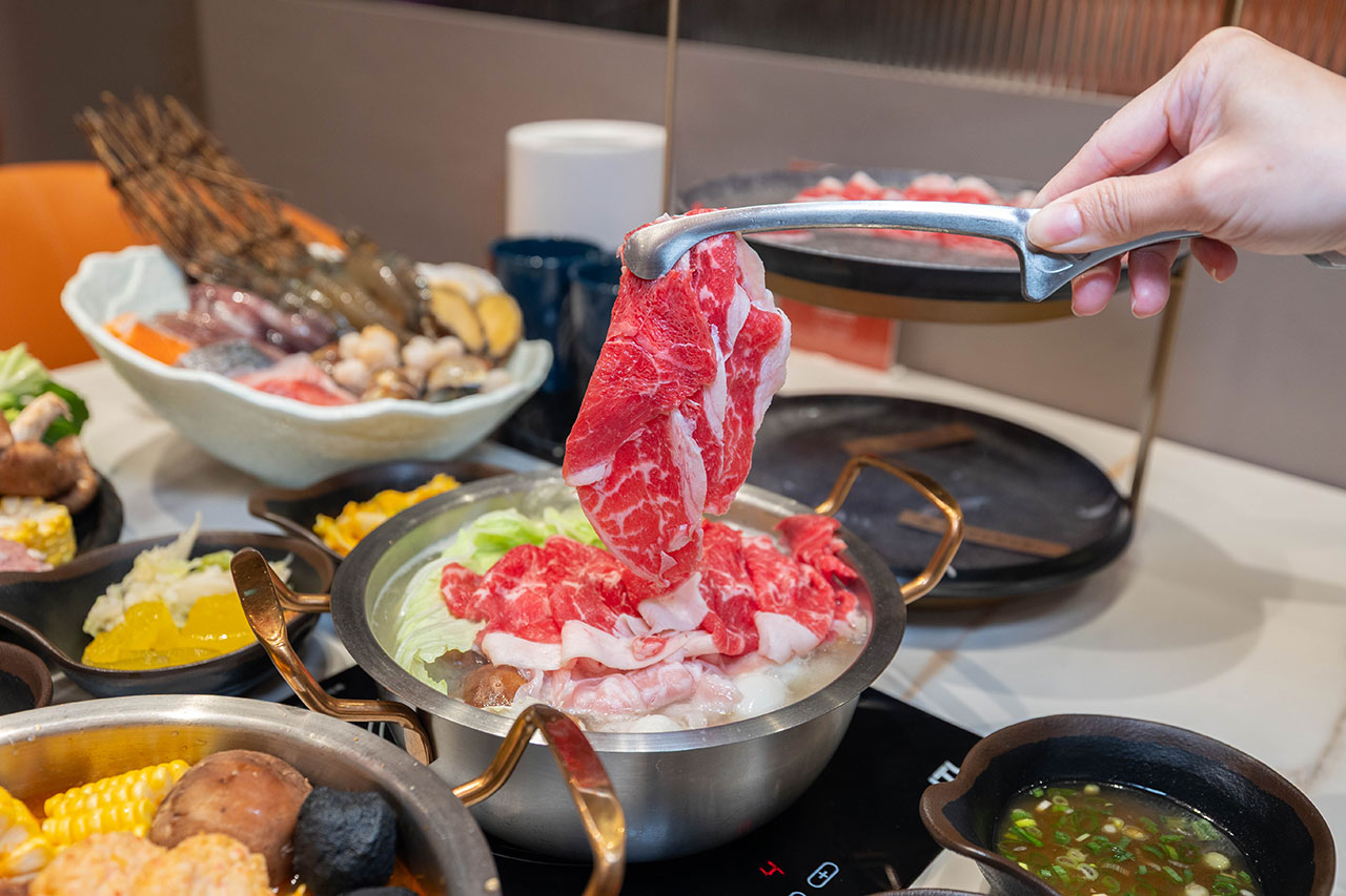 桔日鍋物 彰化員林4.9 分神級吃到飽火鍋！爆量肉片海陸饗宴60樣小菜自助吧隨你吃，超特色湯底滑嫩蒸蛋鍋，2026員林美食推薦