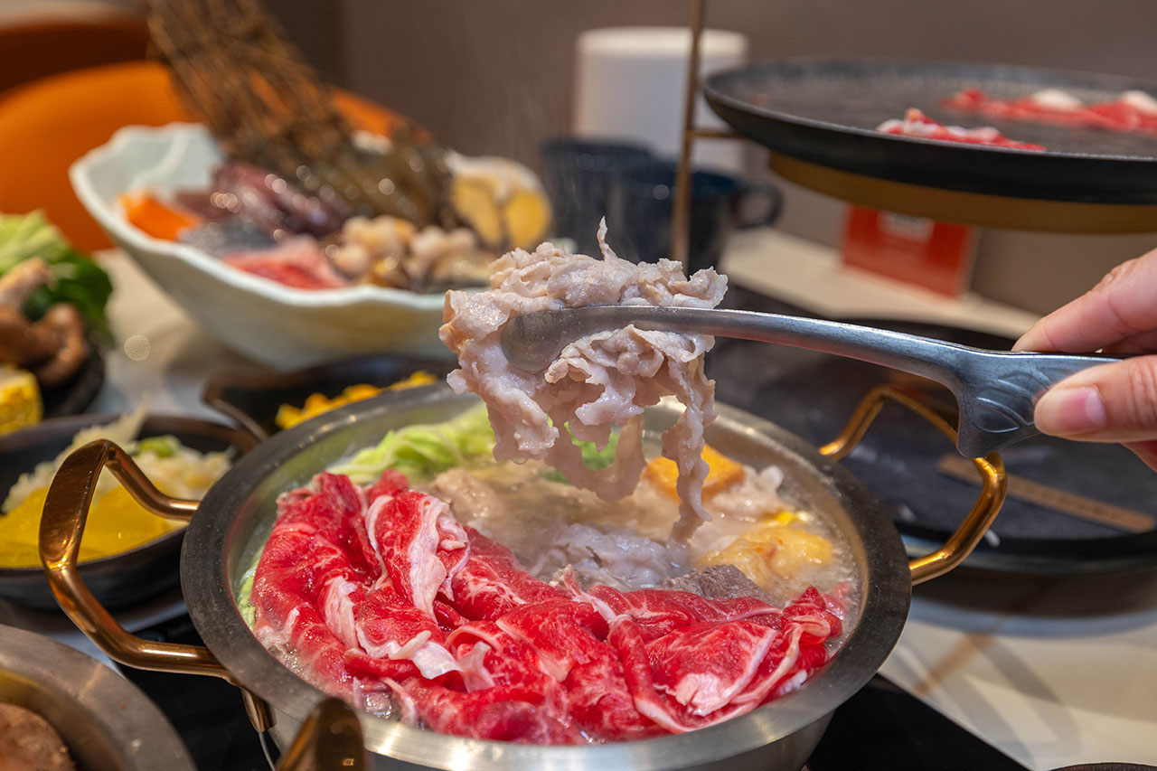 桔日鍋物 彰化員林4.9 分神級吃到飽火鍋！爆量肉片海陸饗宴60樣小菜自助吧隨你吃，超特色湯底滑嫩蒸蛋鍋，2026員林美食推薦