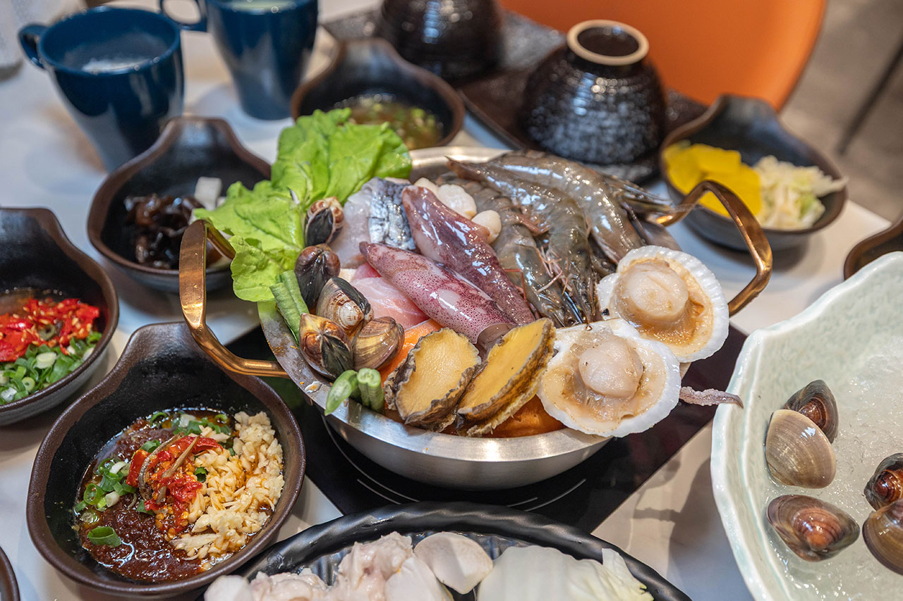 桔日鍋物 彰化員林4.9 分神級吃到飽火鍋！爆量肉片海陸饗宴60樣小菜自助吧隨你吃，超特色湯底滑嫩蒸蛋鍋，2026員林美食推薦