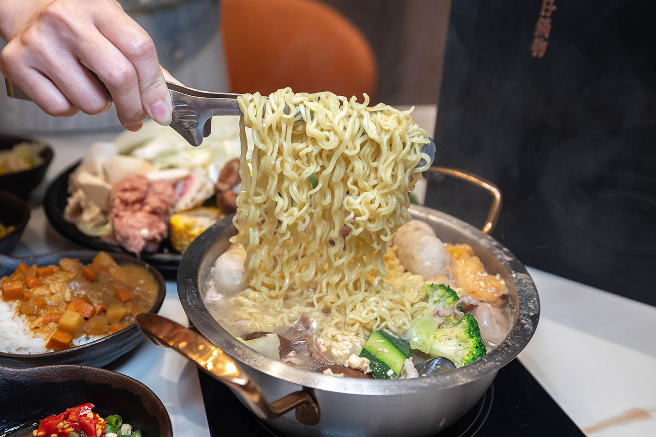 桔日鍋物 彰化員林4.9 分神級吃到飽火鍋！爆量肉片海陸饗宴60樣小菜自助吧隨你吃，超特色湯底滑嫩蒸蛋鍋，2026員林美食推薦